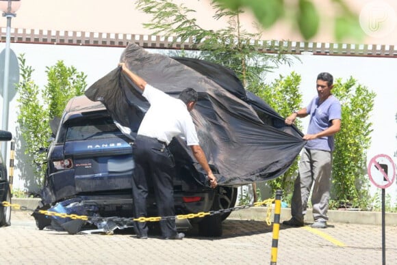 O carro de Isis Valverde foi fotografado completamente amassado