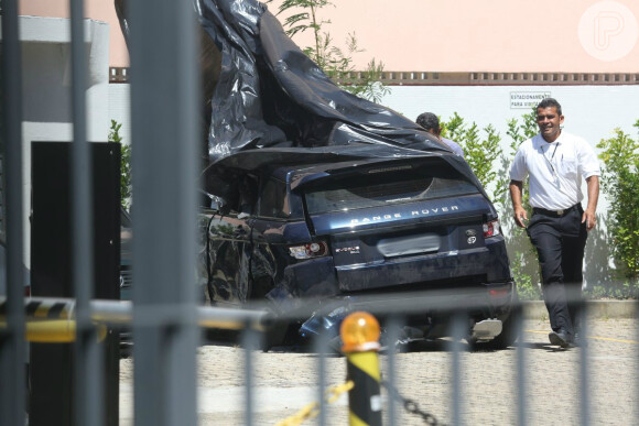 Carro da atriz após acidente no pátio do prédio do amigo Biel Maciel