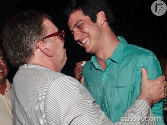 Walcyr Carrasco parabenizou Mateus Solano após a exibição do beijo gay em 'Amor à Vida'