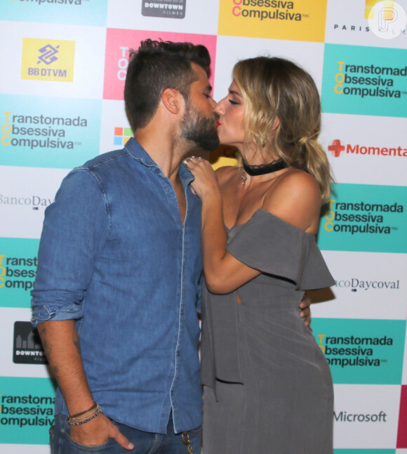 Buno Gagliasso beija a mulher, Giovanna Ewbank, na pré-estreia do filme 'TOC'