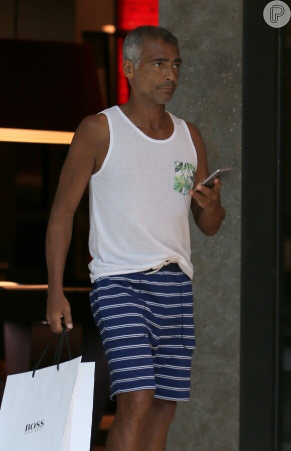 Romário impressiona pelo corpo mais magro desde que fez cirurgia de redução do estômago. Em janeiro de 2017 o ex-jogador foi fotografado no Shopping Village Mall