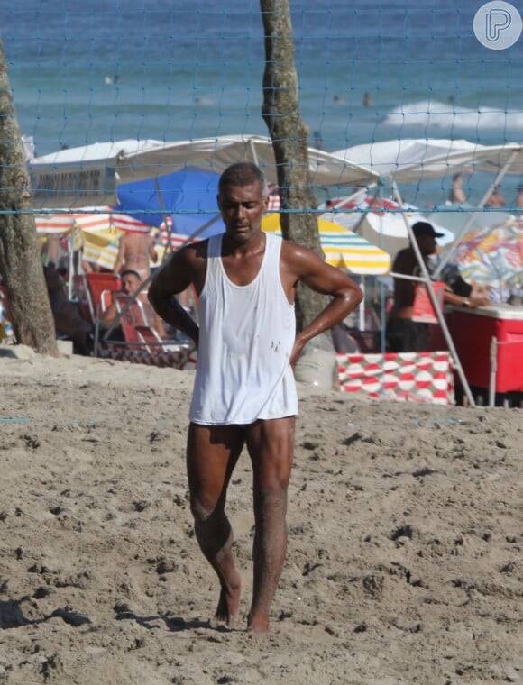 Romário mantém a rotina dedicada ao esporte após a cirurgia: em dezembro de 2016, o ex-craque foi fotografando jogando futevôlei na praia com os amigos