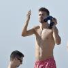 Gerard Piqué tem um físico invejável. Nesta foto o jogador foi flagrado acompanhado de amigos durante as ferias em Ibiza
