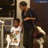 Taís Araújo andou de mãos dadas com o filho mais velho, João Vicente, de cinco anos, durante passeio no shopping, nesta terça-feira, 31 de janeiro de 2017