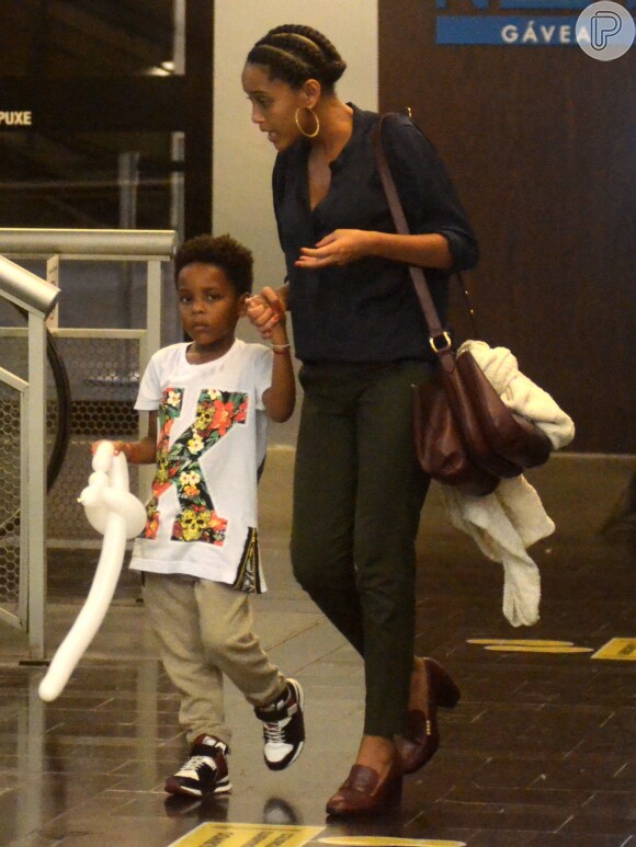 Taís Araújo andou de mãos dadas com o filho mais velho, João Vicente, de cinco anos, durante passeio no shopping, nesta terça-feira, 31 de janeiro de 2017