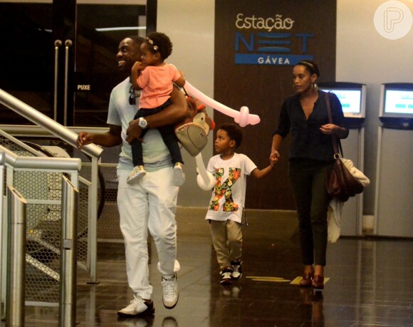 Taís Araújo e Lázaro Ramos passeiam com os filhos em shopping na Gávea, Zona Sul do Rio, nesta terça-feira, 31 de janeiro de 2017