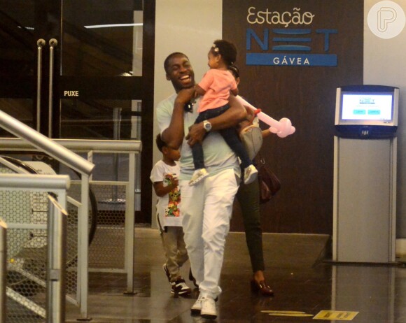 Lázaro Ramos levou no colo a pequena Maria Antonia, de dois anos, em passeio no shopping, na Gávea, Zona Sul do Rio, nesta terça-feira, 31 de janeiro de 2017