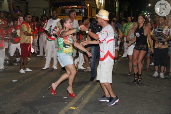 Simpática, Susana Vieira brincou com as pessoas durante o ensaio da escola de samba Grande Rio