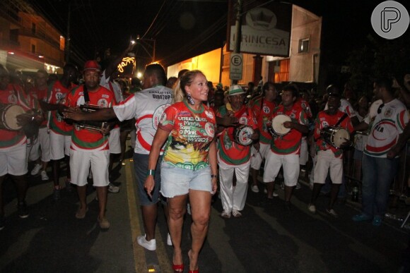 Susana Vieira estava bem à vontade no ensaio da escola de samba Acadêmicos do Grande Rio