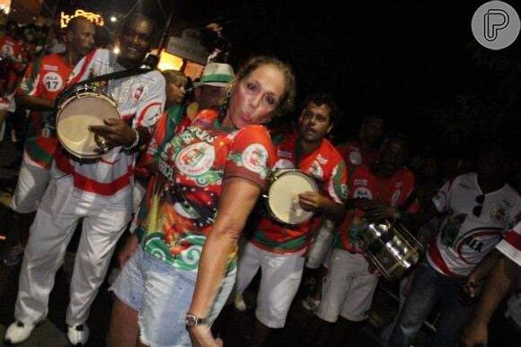 Susana Vieira caiu no samba e mandou beijinho no ombro durante o ensaio da escola de samba Grande Rio na noite deste domingo (02 de fevereiro de 2014)