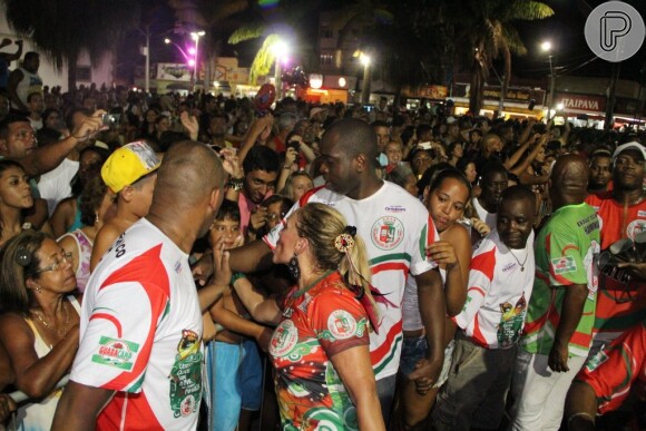 Atenciosa, Susana Vieira se aproxima dos fãs e distribui beijos e sorrisos