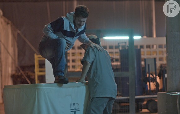 Alex (Caio Paduan) conseguiu fugir do hospital em que estava sob custódia com a ajuda de Lorena (Nathalia Dill), na novela 'Rock Story'