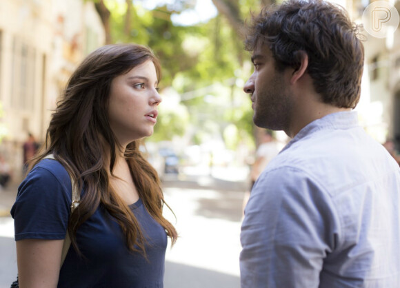 Tiago (Humberto Carrão) vai ao SPA e Marina (Raquel Cunha) o convence a aceitar ser massageado por ela, na novela 'A Lei do Amor'