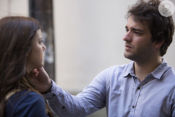 Marina (Raquel Cunha) beija Tiago (Humberto Carrão) e conta a Letícia (Isabella Santoni) que fez isso para provar que não é Isabela (Alice Wegmann), na novela 'A Lei do Amor'