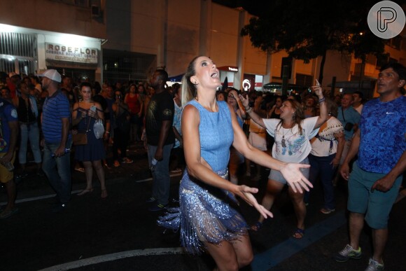 Ticiane Pinheiro se divertiu em ensaio de rua da Vila Isabel