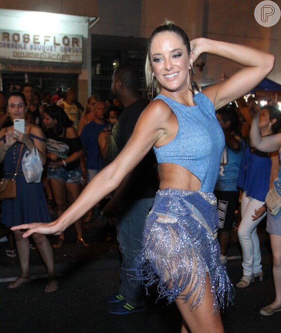 Ticiane Pinheiro arrasou no samba em ensaio de rua da Vila Isabel para o carnaval, na noite desta quarta-feira, 1º de fevereiro de 2017