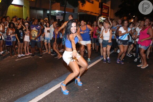 Carla Prata também arrasou no samba no ensaio de rua da Vila Isabel para o carnaval, na noite desta quarta-feira, 1º de fevereiro de 2017