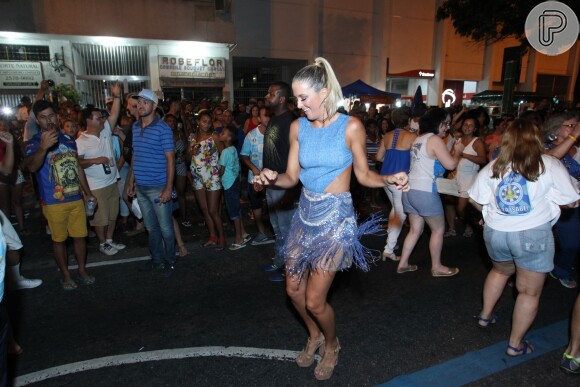 Ticiane Pinheiro arrasou no samba durante ensaio de rua da Vila Isabel para o Carnaval, na noite desta quarta-feira, 1º de fevereiro de 2017