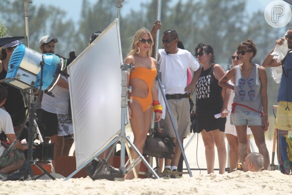 Fiorella Mattheis aparece de maiô em gravação feita na praia da Reserva, na Zona Oeste do Rio de Janeiro