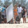 Fiorella Mattheis grava comercial com sambista Diogo Nogueira na praia da Reserva no Rio de Janeiro