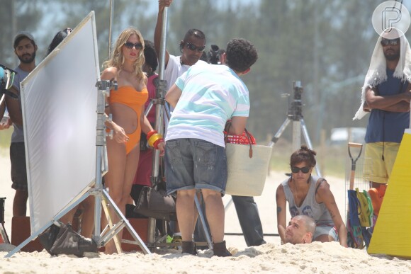 Fiorella Mattheis grava comercial na praia da Reserva no Rio de Janeiro