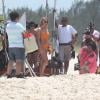Fiorella Mattheis se diverte em gravação com sambista Diogo Nogueira na praia da Reserva no Rio de Janeiro