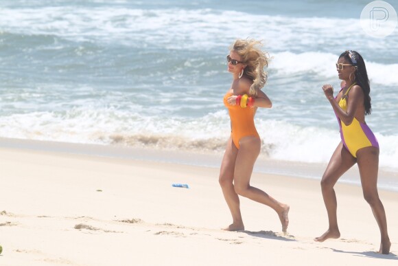 Fiorella Mattheis corre na praia da Reserva no Rio durante gravação de comercial