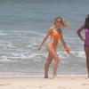 Fiorella Mattheis aparece de maiô em gravação feita na praia da Reserva, na Zona Oeste do Rio de Janeiro