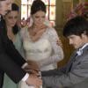 Helena (Bruna Marquezine) se desespera quando Laerte (Guilherme Leicam) é preso na igreja, durante seu casamento, em cena da novela 'Em Família', em 10 de fevereiro de 2014