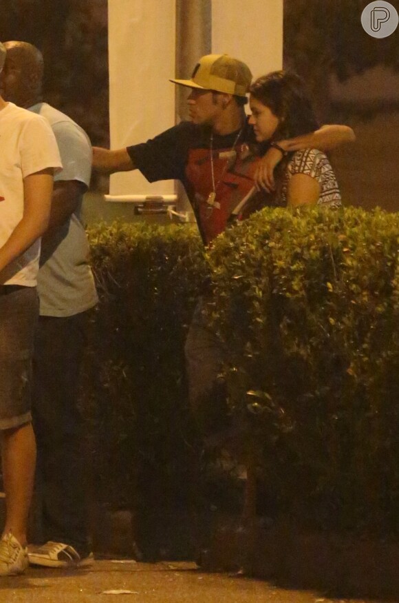Neymar e Bruna Marquezine abraçadinhos ao deixarem uma lanchonete