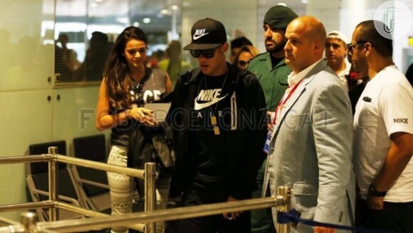 Neymar contou com o apoio da namorada quando se apresentou no Barcelona. Bruna viajou com ele até a Espanha para dar força à nova etapa da carreira