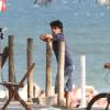 O ator gravou uma matéria na orla da praia da Barra da Tijuca