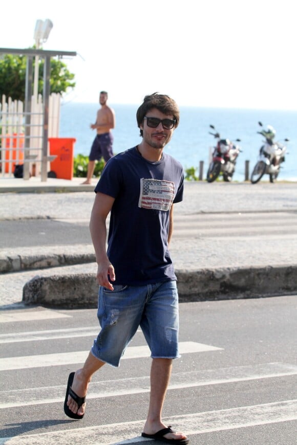 Guilherme Leicam foi visto na orla da praia da Barra da Tijuca nesta quarta-feira, 05 de fevereiro de 2014.