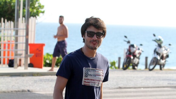 Guilherme Leicam, o Laerte de 'Em Família', caminha na praia da Barra, no Rio