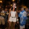 Thaila Ayala vai de shortinho e camiseta branca ao ensaio de rua da escola de samba Vila Isabel, no Rio
