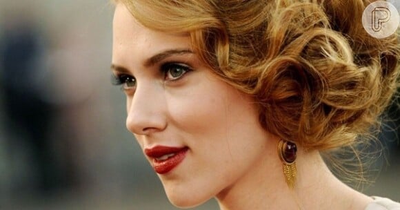 Scarlett Johansson tem 28 anos e um longo currículo no cinema