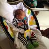 Zion , filho de Micael Borges e Heloisy Oliveira, relaxa em uma cadeirinha de bebê