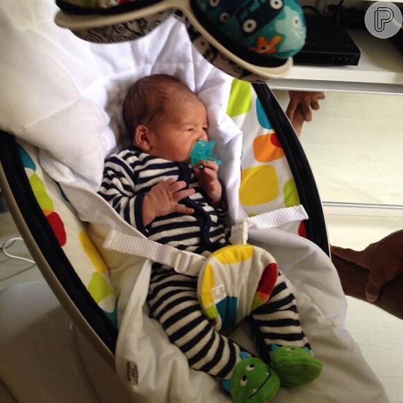 Zion , filho de Micael Borges e Heloisy Oliveira, relaxa em uma cadeirinha de bebê