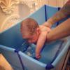 Zion, filho de Micael Borges e Heloisy Oliveira, toma o primeiro banho em casa