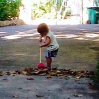 Filho de Luana Piovani ajuda varredor de rua: 'Que coisinha abençoada'
