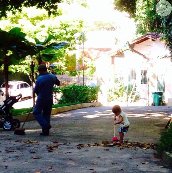 Luana Piovani publica foto do filho, Dom, varrendo a rua (7 de fevereiro de 2014)