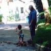 Luana Piovani mostra o filho ajudando varredor de rua