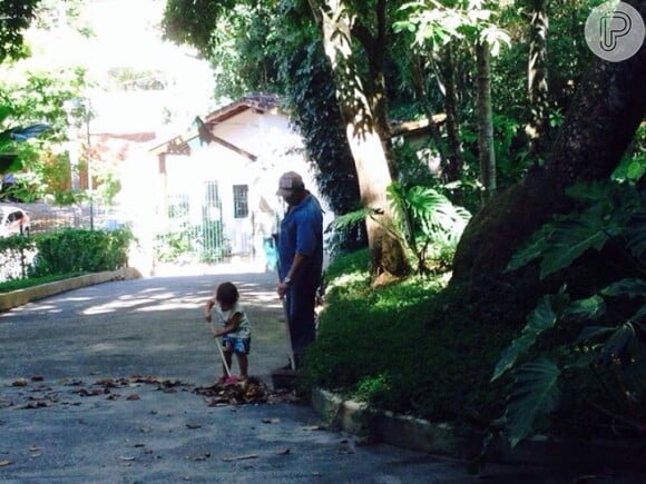 Luana Piovani mostra o filho ajudando varredor de rua