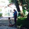 Luana Piovani mostra o filho varrendo a rua e diz: 'Abençoado'