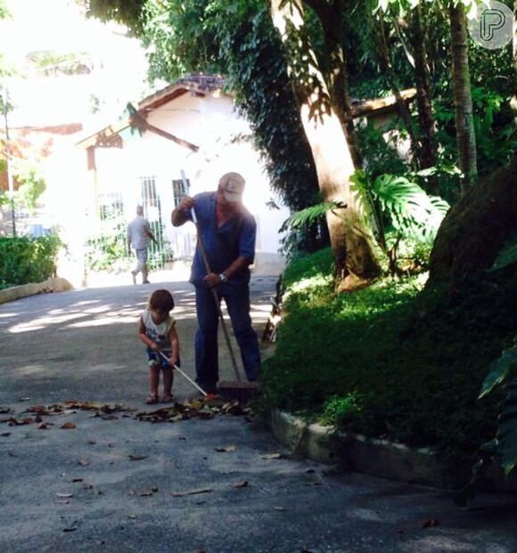 Luana Piovani mostra o filho, Dom, varrendo a rua com vassoura de criança