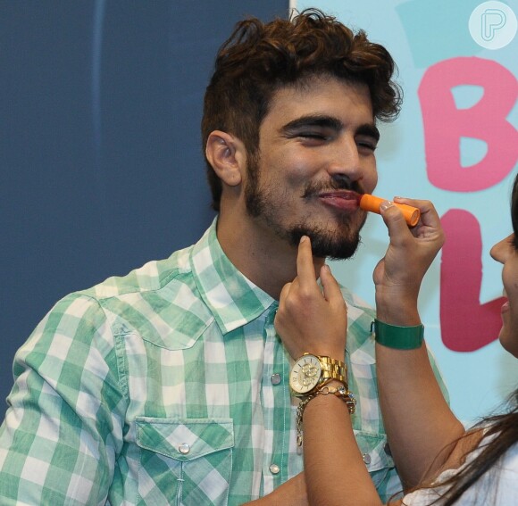 Caio Castro recentemente participou de uma campanha de maquiagens onde deixou uma fã passar gloss em seus lábios