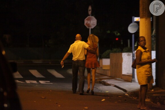 Ticiane Pinheiro caminha abraçada com um homem