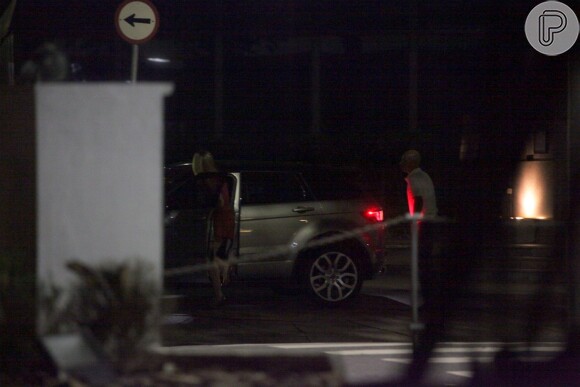 Ticiane Pinheiro é fotografada entrando no carro