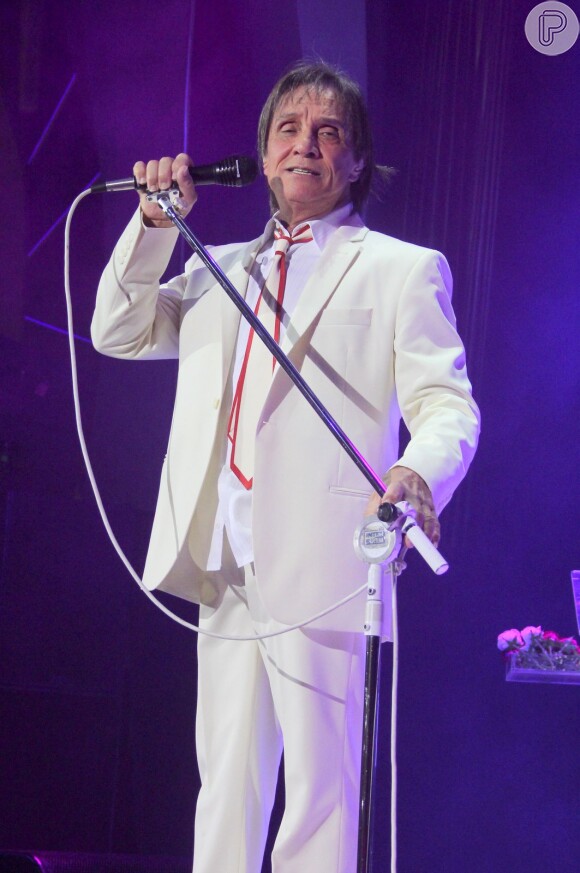 Roberto Carlos canta no evento 'Emoções em Alto Mar', no navio MSC Preziosa, em 9 de fevereiro de 2014
