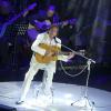 Roberto Carlos canta com violão